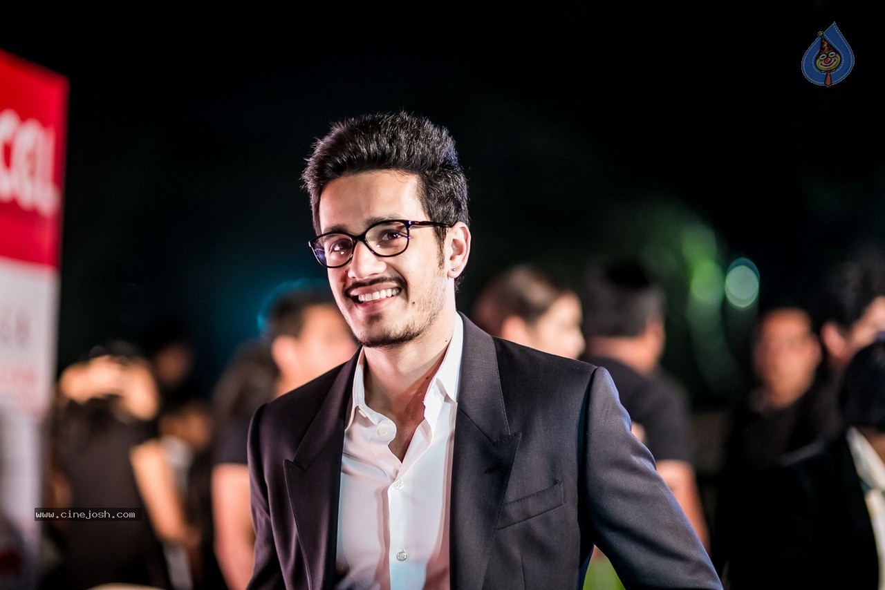 Celebs at Hundred Hearts Glamorous Charity Dinner 01 - 28 / 105 photos