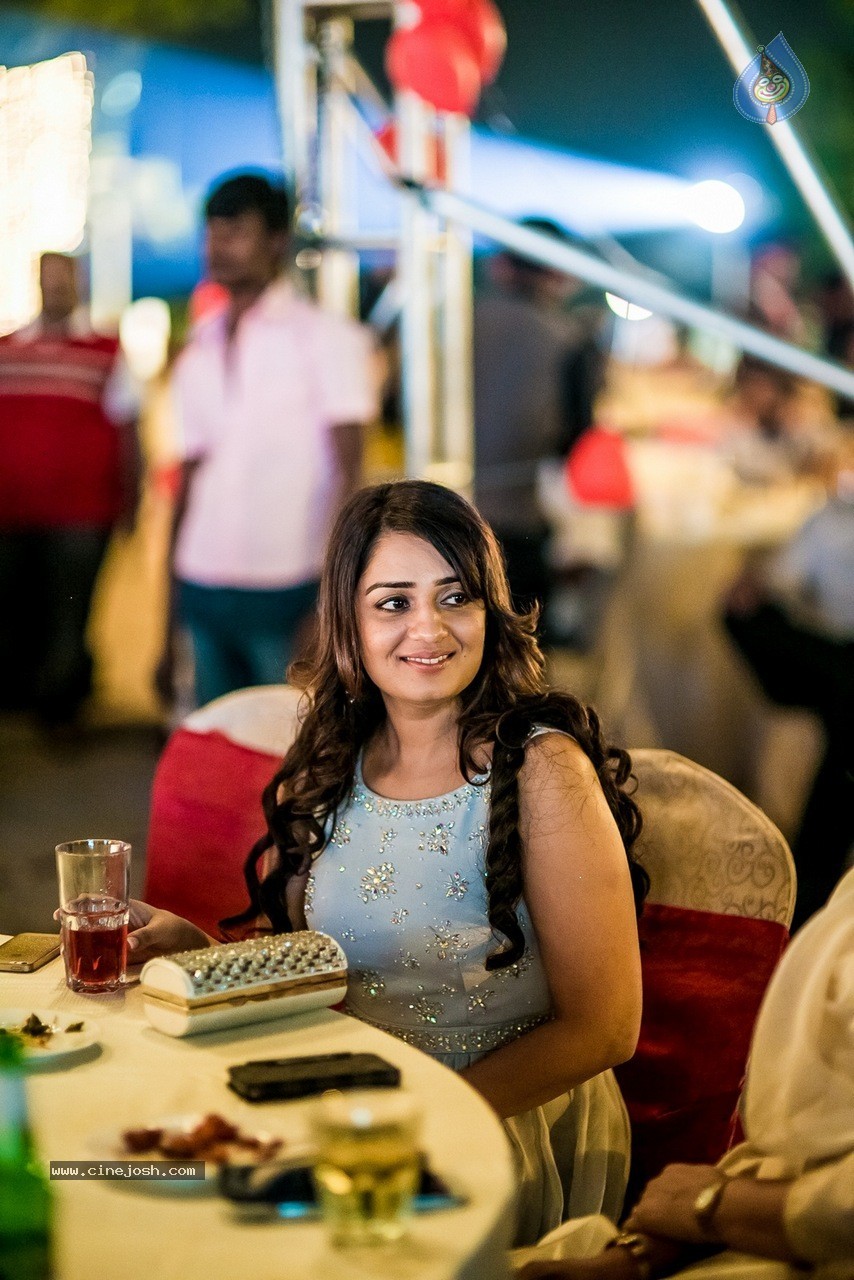 Celebs at Hundred Hearts Glamorous Charity Dinner 01 - 30 / 105 photos