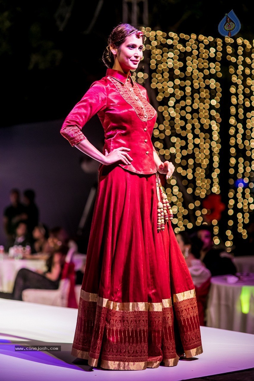 Celebs at Hundred Hearts Glamorous Charity Dinner 01 - 31 / 105 photos