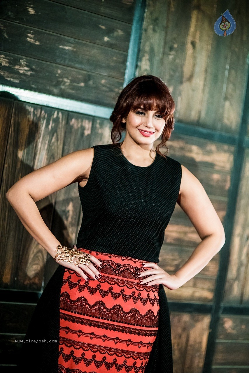 Celebs at Hundred Hearts Glamorous Charity Dinner 01 - 35 / 105 photos