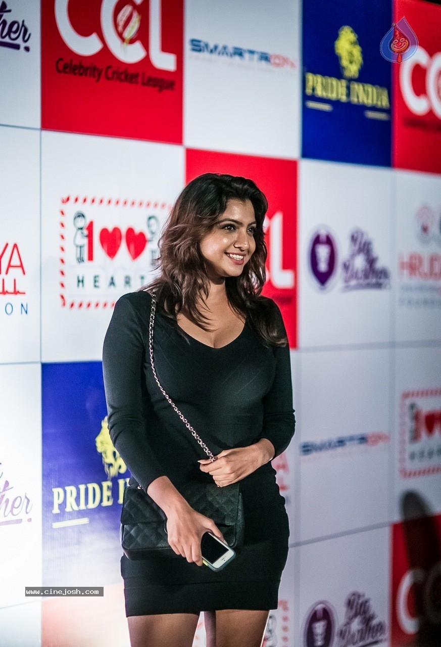 Celebs at Hundred Hearts Glamorous Charity Dinner 01 - 37 / 105 photos