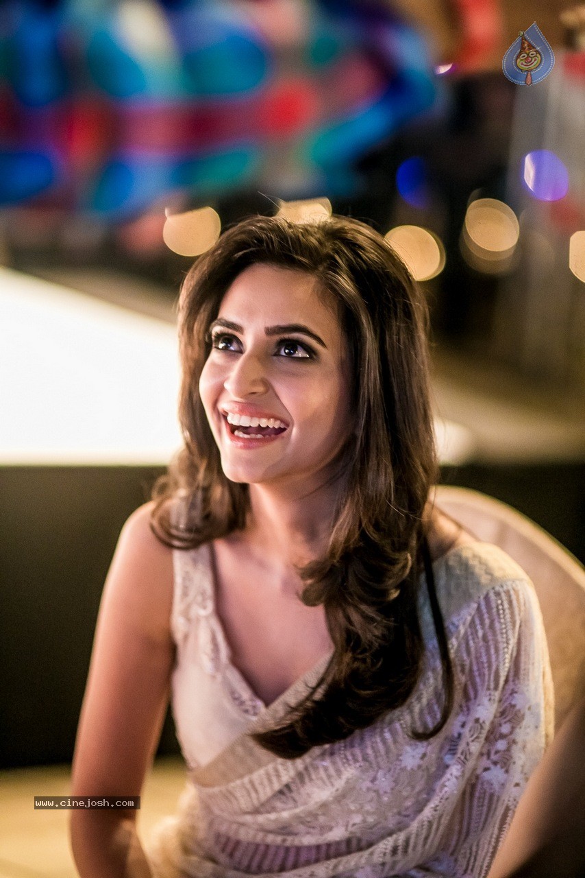 Celebs at Hundred Hearts Glamorous Charity Dinner 01 - 39 / 105 photos