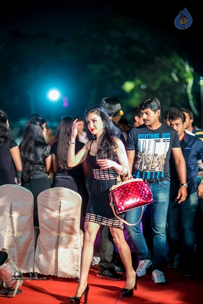 Celebs at Hundred Hearts Glamorous Charity Dinner 01 - 40 / 105 photos