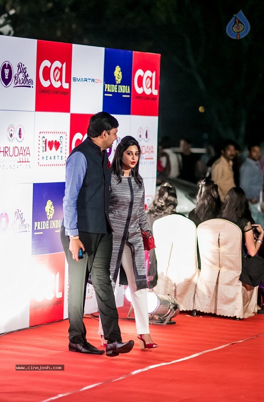 Celebs at Hundred Hearts Glamorous Charity Dinner 01 - 41 / 105 photos