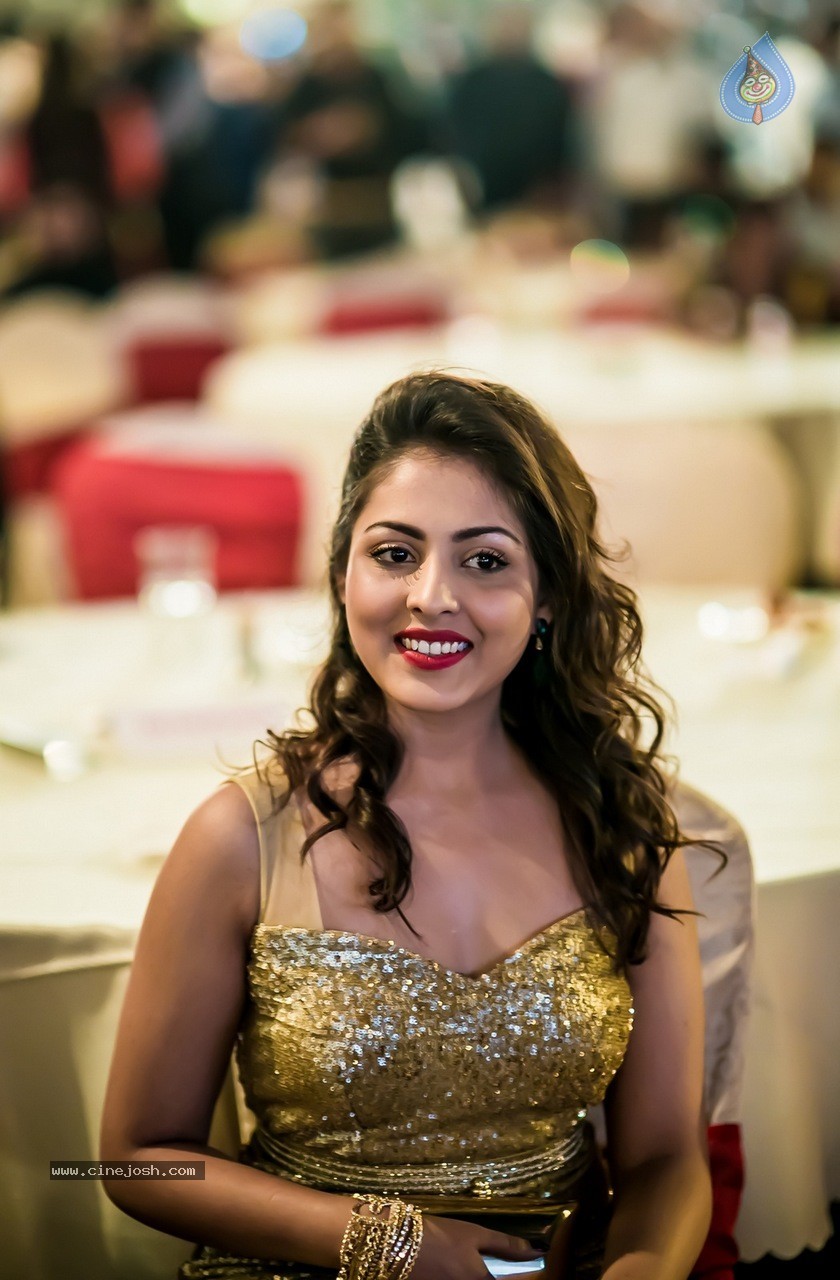 Celebs at Hundred Hearts Glamorous Charity Dinner 01 - 43 / 105 photos