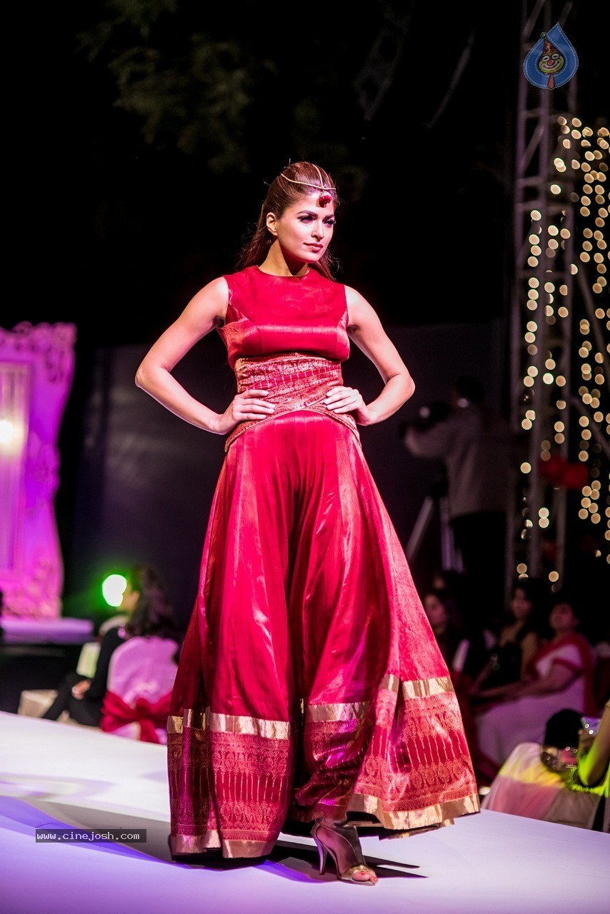 Celebs at Hundred Hearts Glamorous Charity Dinner 01 - 54 / 105 photos