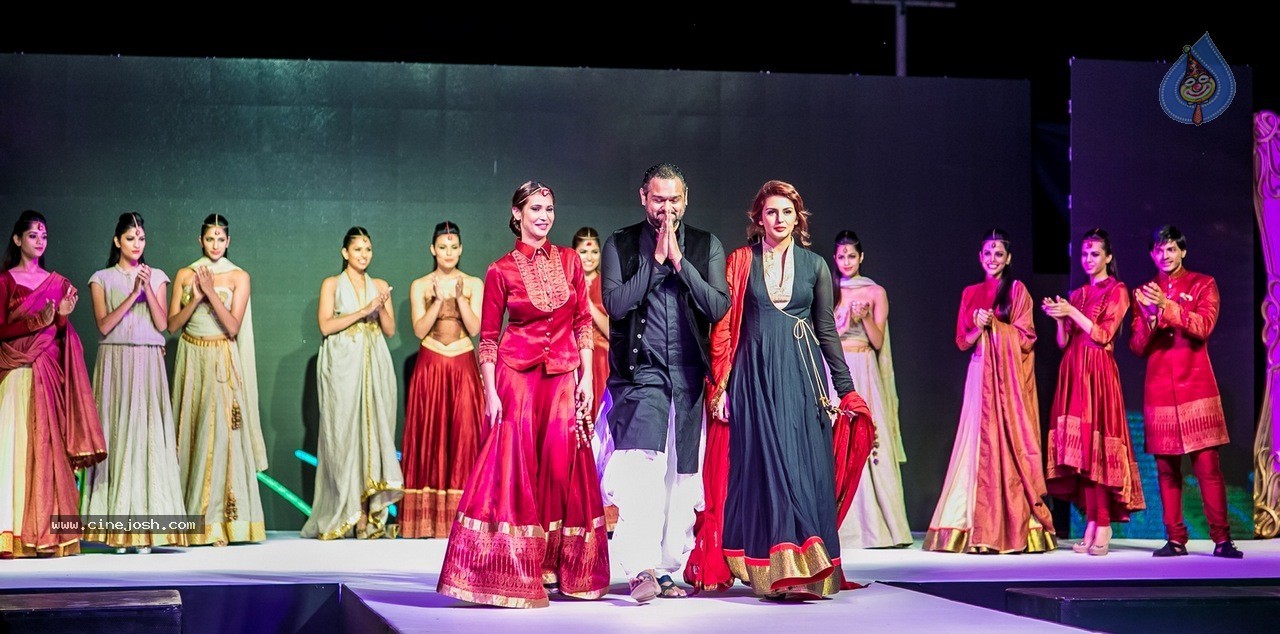 Celebs at Hundred Hearts Glamorous Charity Dinner 01 - 68 / 105 photos