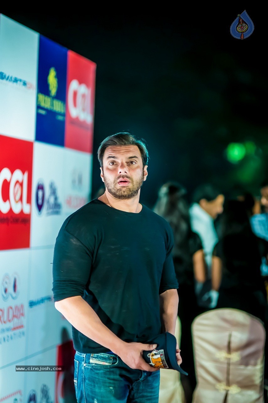 Celebs at Hundred Hearts Glamorous Charity Dinner 01 - 75 / 105 photos