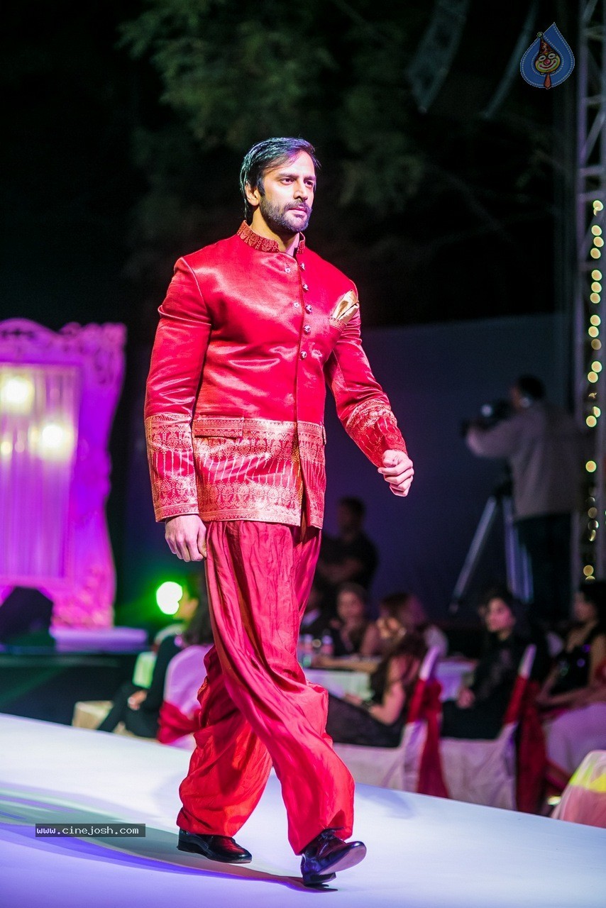 Celebs at Hundred Hearts Glamorous Charity Dinner 01 - 85 / 105 photos