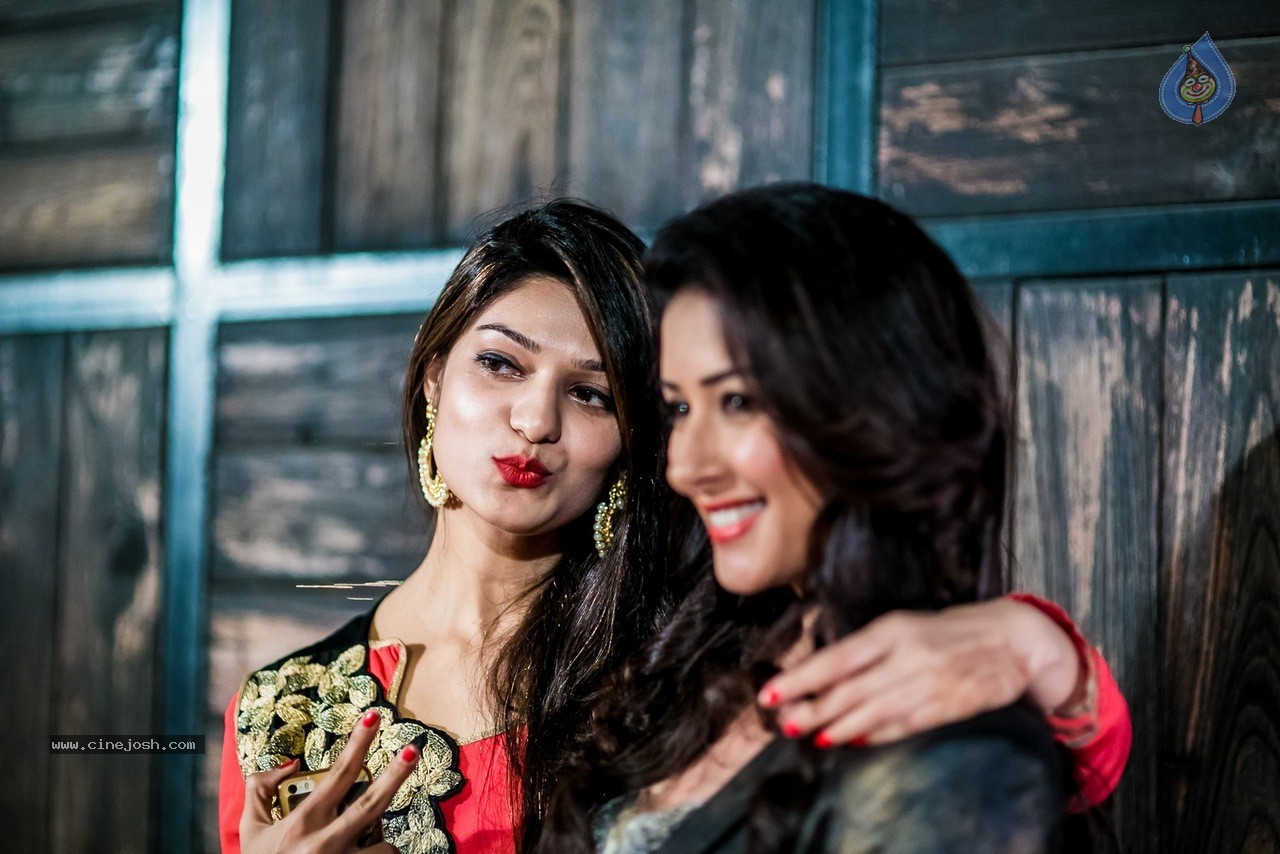 Celebs at Hundred Hearts Glamorous Charity Dinner 01 - 86 / 105 photos