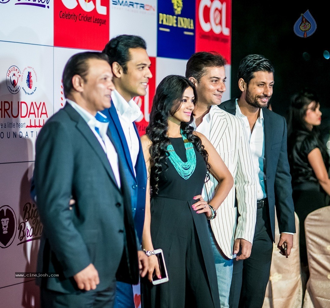 Celebs at Hundred Hearts Glamorous Charity Dinner 01 - 87 / 105 photos