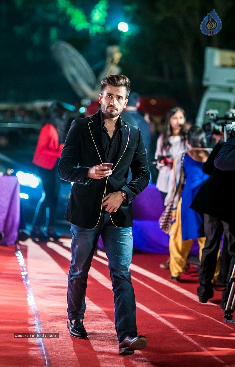 Celebs at Hundred Hearts Glamorous Charity Dinner 01 - 90 / 105 photos