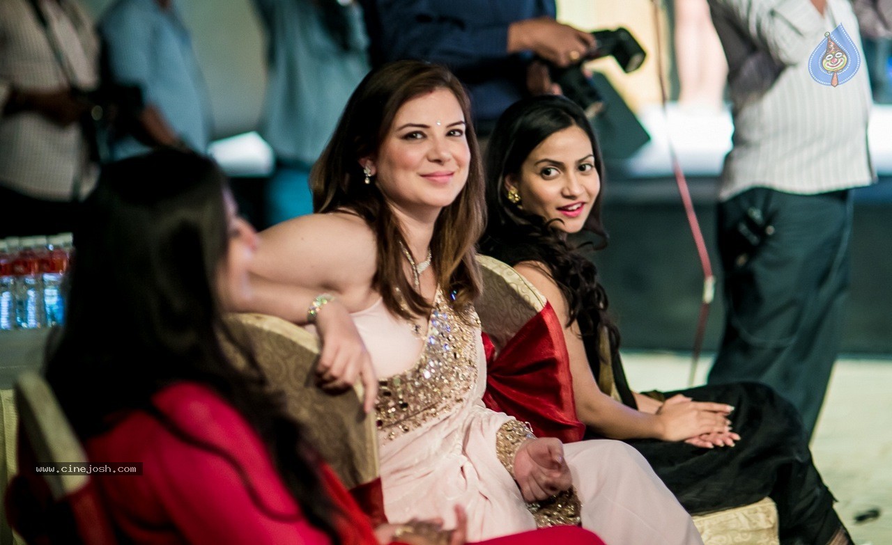 Celebs at Hundred Hearts Glamorous Charity Dinner 01 - 91 / 105 photos