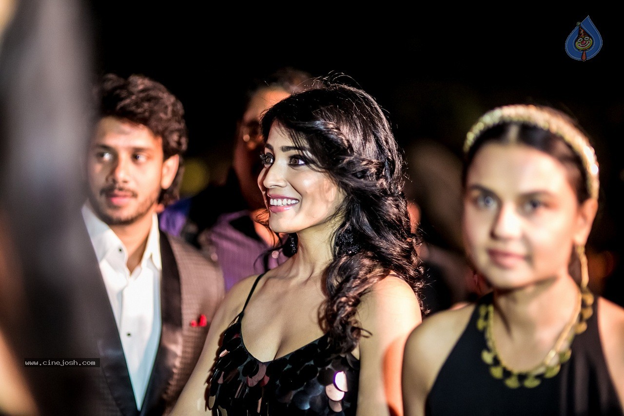 Celebs at Hundred Hearts Glamorous Charity Dinner 01 - 95 / 105 photos