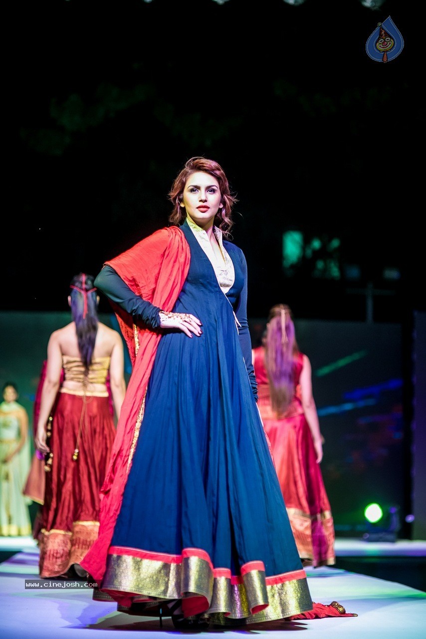 Celebs at Hundred Hearts Glamorous Charity Dinner 01 - 96 / 105 photos