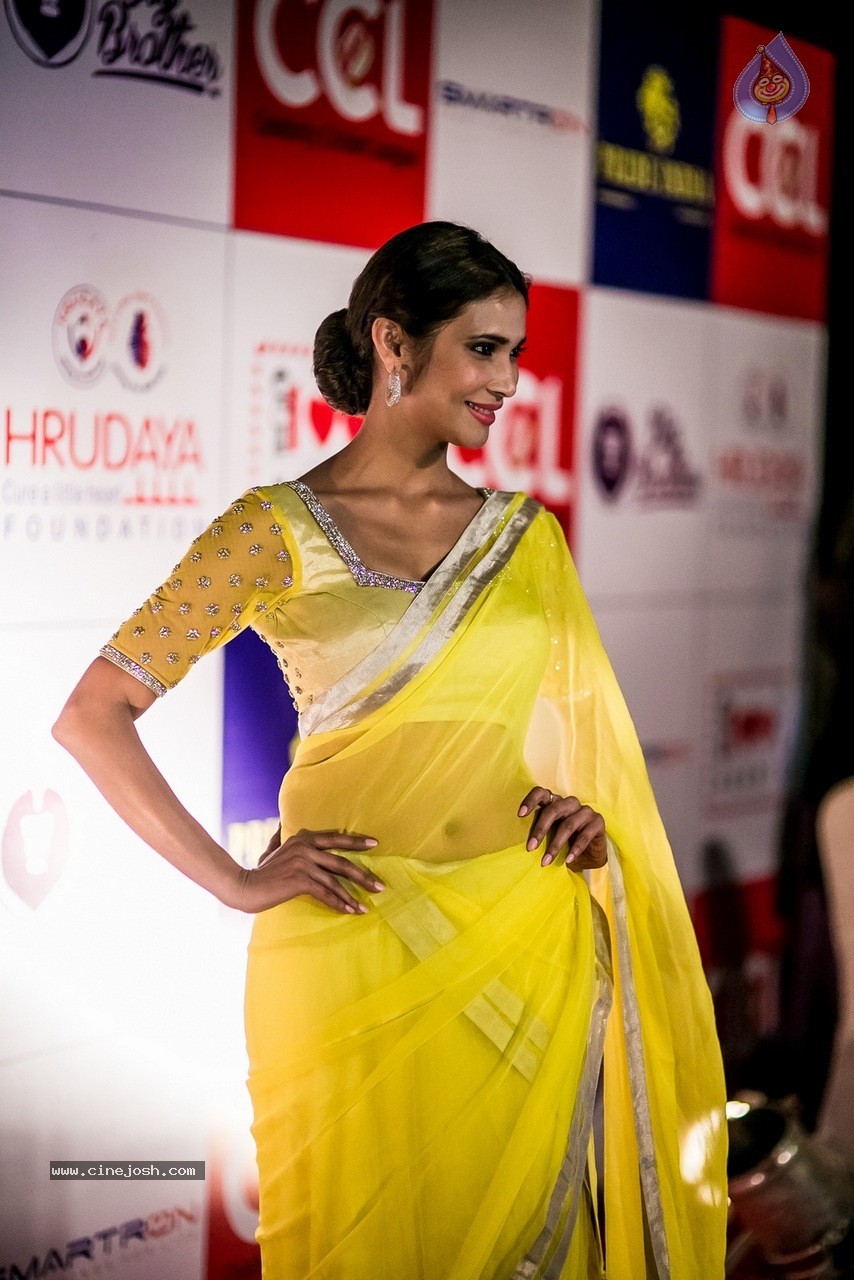 Celebs at Hundred Hearts Glamorous Charity Dinner 01 - 99 / 105 photos