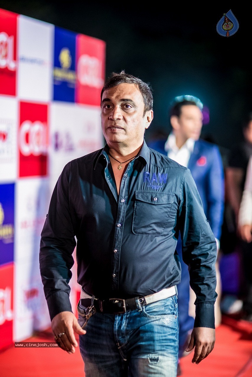 Celebs at Hundred Hearts Glamorous Charity Dinner 01 - 100 / 105 photos