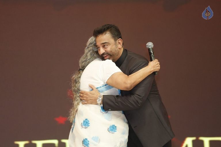 Celebs at Mirchi Music Awards 2014 Photos 2 - 31 / 63 photos