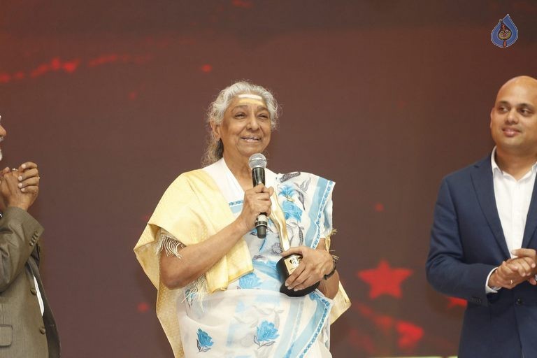 Celebs at Mirchi Music Awards 2014 Photos 2 - 33 / 63 photos