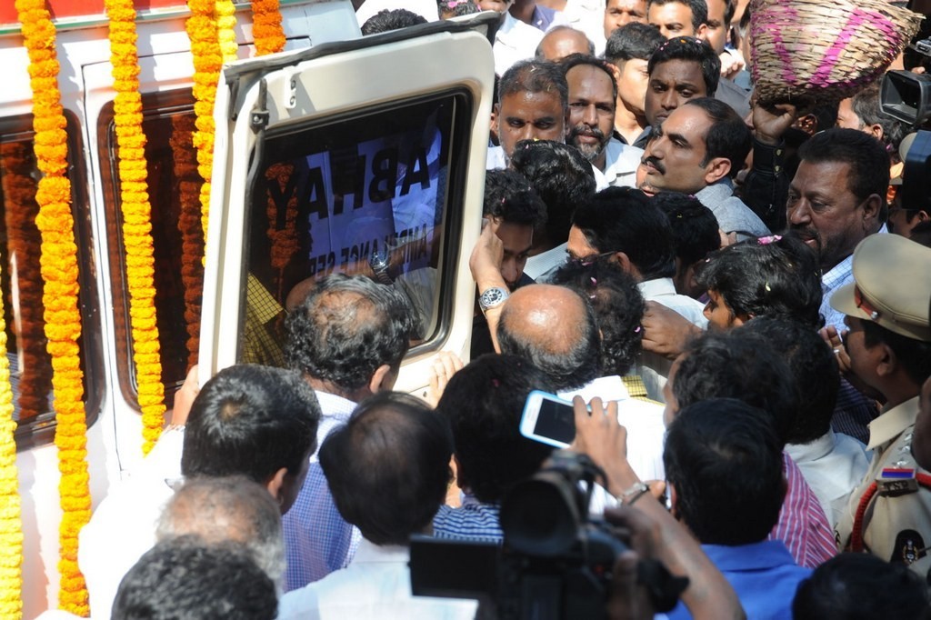 Celebs Condolences to Nandamuri Janakiram Photos - 108 / 351 photos