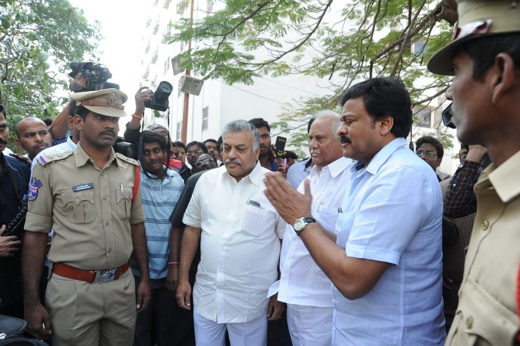 Celebs Condolences to Nandamuri Janakiram Photos - 131 / 351 photos