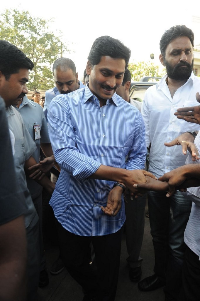 Celebs Condolences to Nandamuri Janakiram Photos - 216 / 351 photos