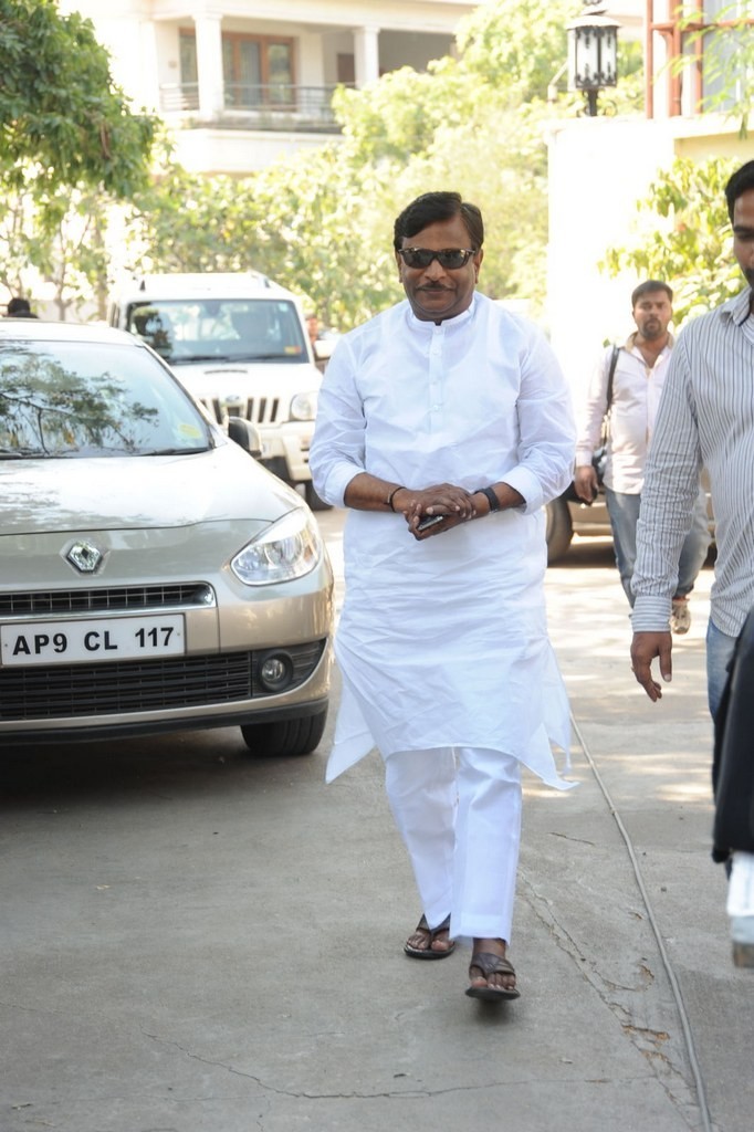 Celebs Condolences to Nandamuri Janakiram Photos - 225 / 351 photos