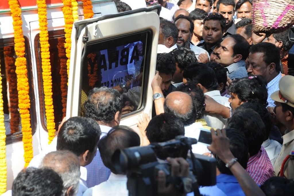 Celebs Condolences to Nandamuri Janakiram Photos - 263 / 351 photos