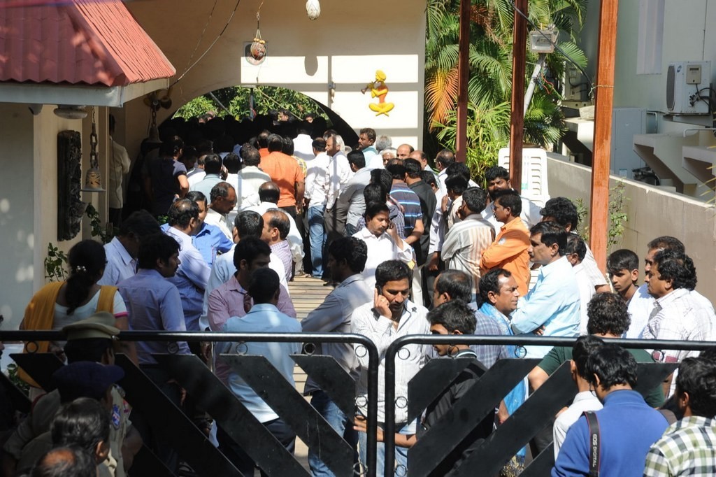 Celebs Condolences to Nandamuri Janakiram Photos - 325 / 351 photos