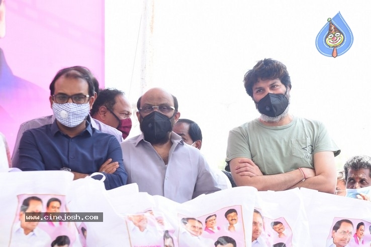 Celebs Distributes Grocery Kits - 16 / 39 photos