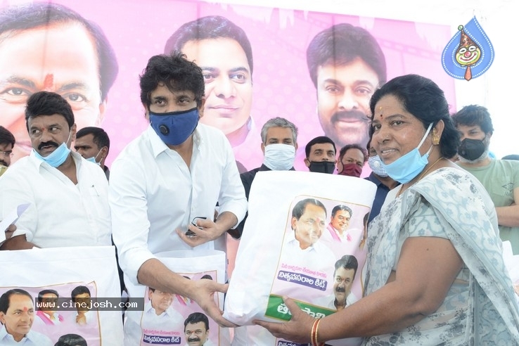 Celebs Distributes Grocery Kits - 31 / 39 photos