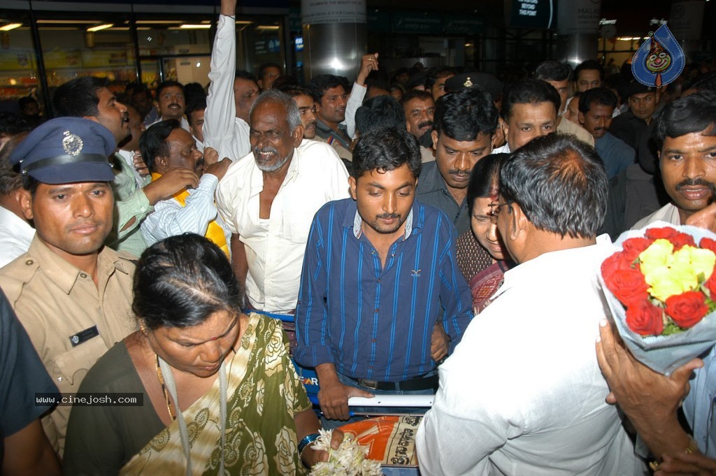 TDP Chandrababu Naidu at Shamshabad Airport - 25 / 56 photos