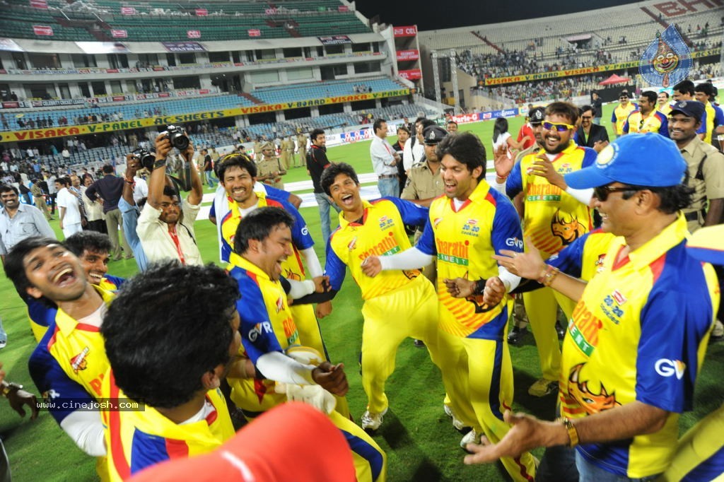 Chennai Rhinos vs Karnataka Bulldozers Final Match Cup Photos - 44 / 56 photos