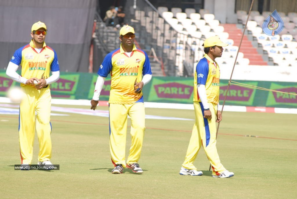 Chennai Rhinos Vs Kerala Strikers Match Photos 02 - 51 / 105 photos