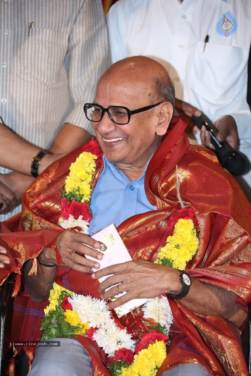 Chiranjeevi at Bapu's Film Festival 2014 - 230 / 304 photos