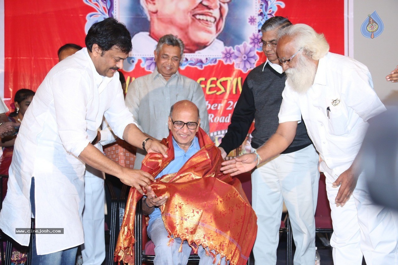 Chiranjeevi at Bapu's Film Festival 2014 - 276 / 304 photos