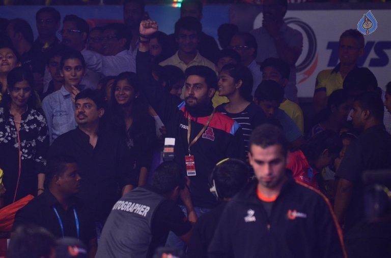 Chiru at PRO Kabaddi Match - 29 / 78 photos