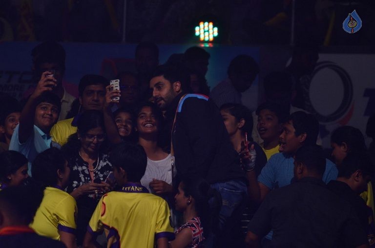 Chiru at PRO Kabaddi Match - 40 / 78 photos