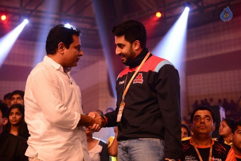 Chiru at PRO Kabaddi Match - 59 / 78 photos