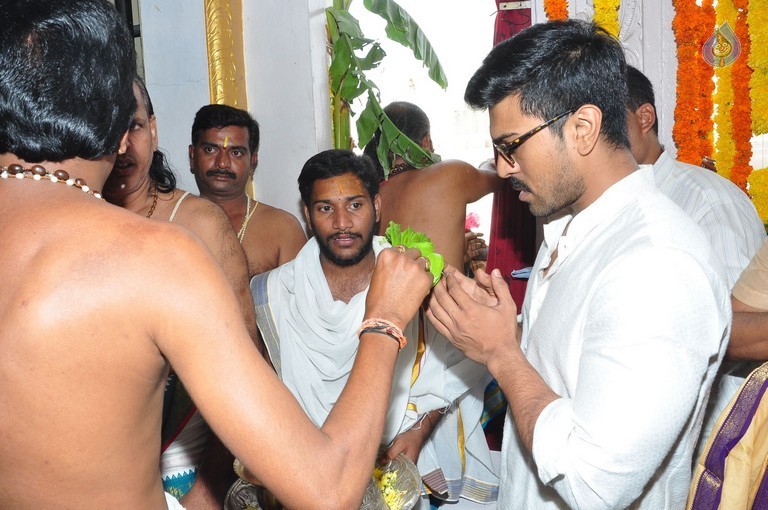 Chiranjeevi Birthday Special Pooja at Film Nagar Temple - 33 / 72 photos