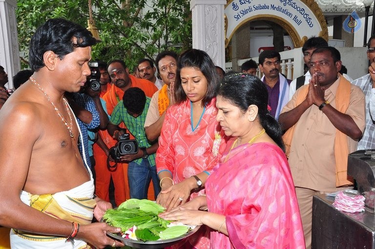 Chiranjeevi Family at Film Nagar Hanuman Temple - 40 / 42 photos