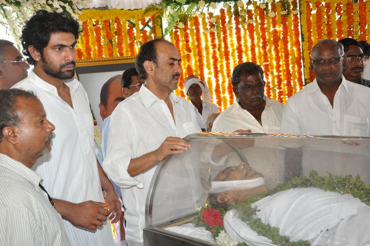 D Ramanaidu Anthima Yatra 05 - 72 / 110 photos