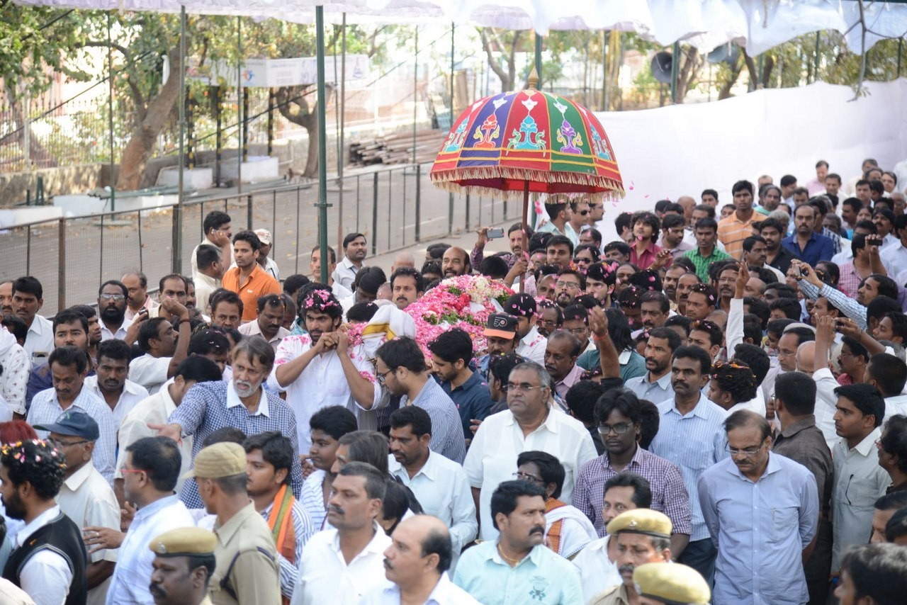 D Ramanaidu Anthima Yatra 06 - 117 / 141 photos