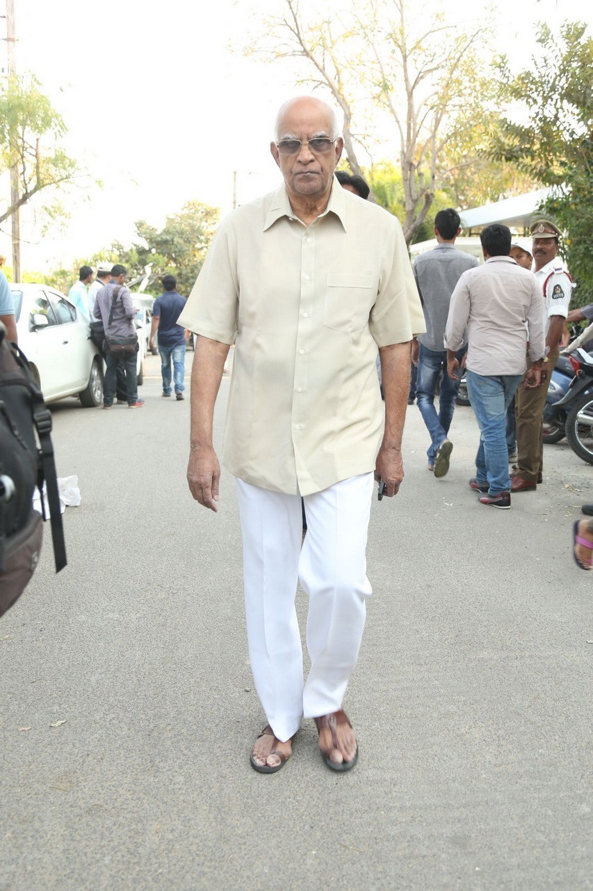 D Ramanaidu Condolences Photos 02 - 99 / 107 photos