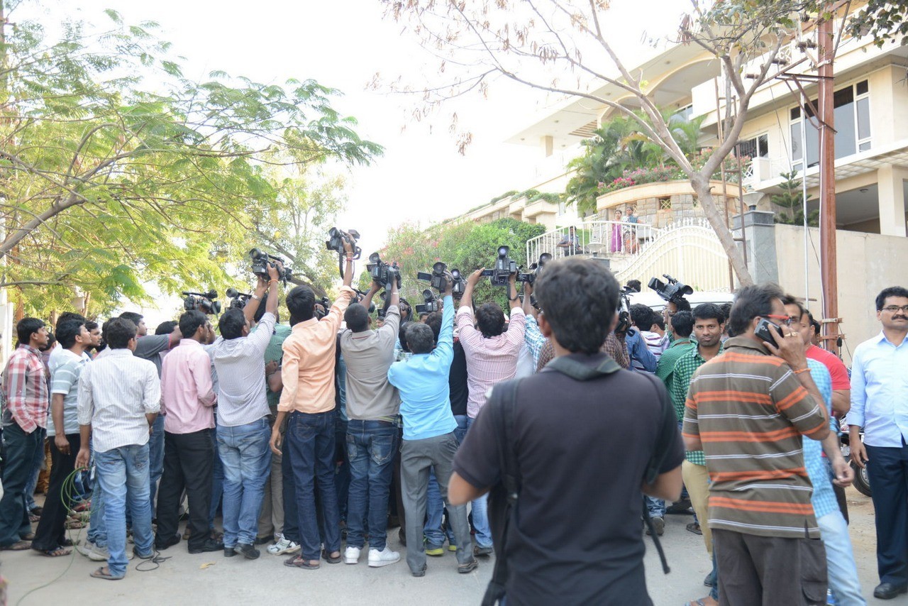 D Ramanaidu Condolences Photos 03 - 23 / 210 photos