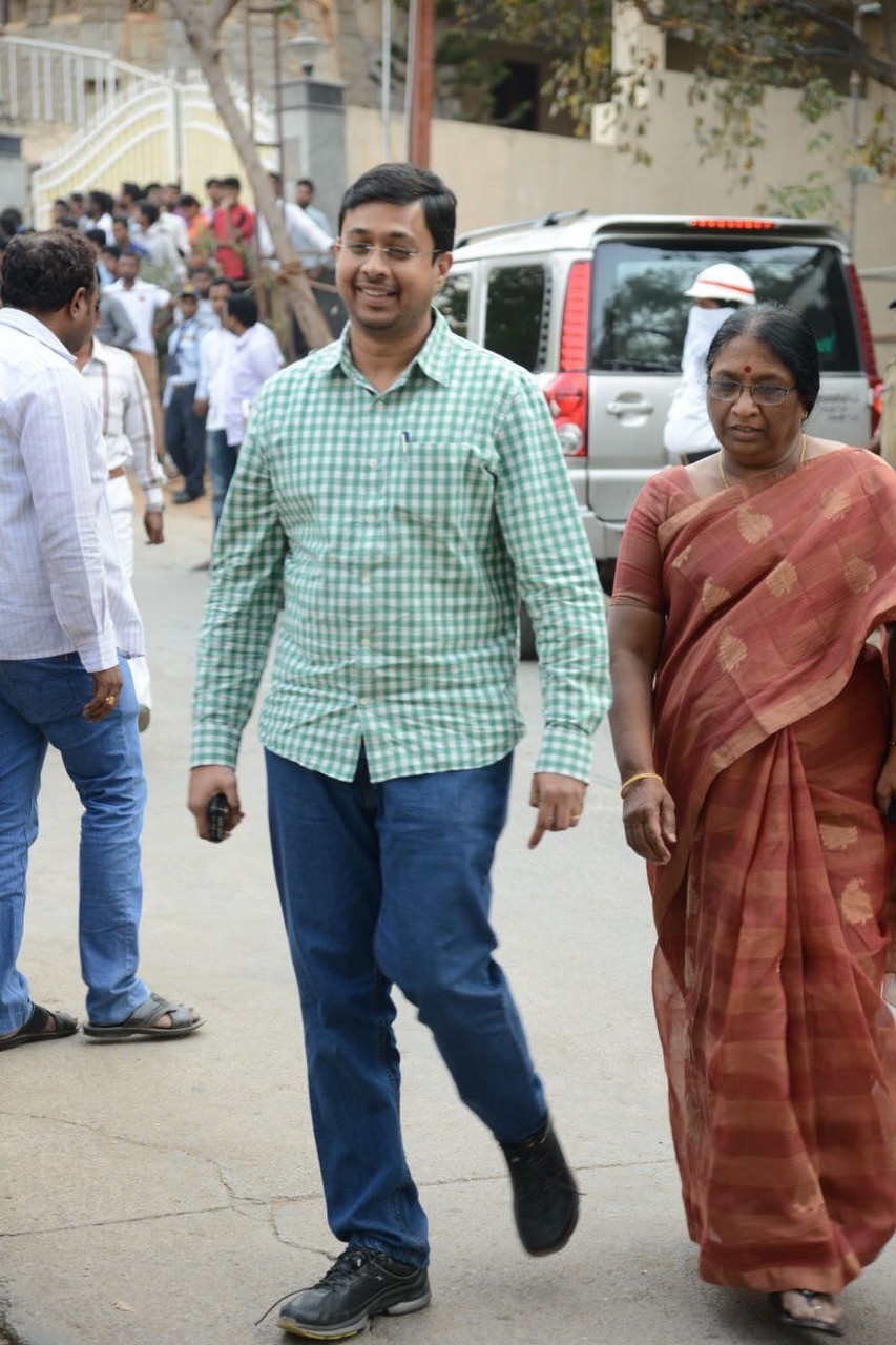 D Ramanaidu Condolences Photos 03 - 67 / 210 photos