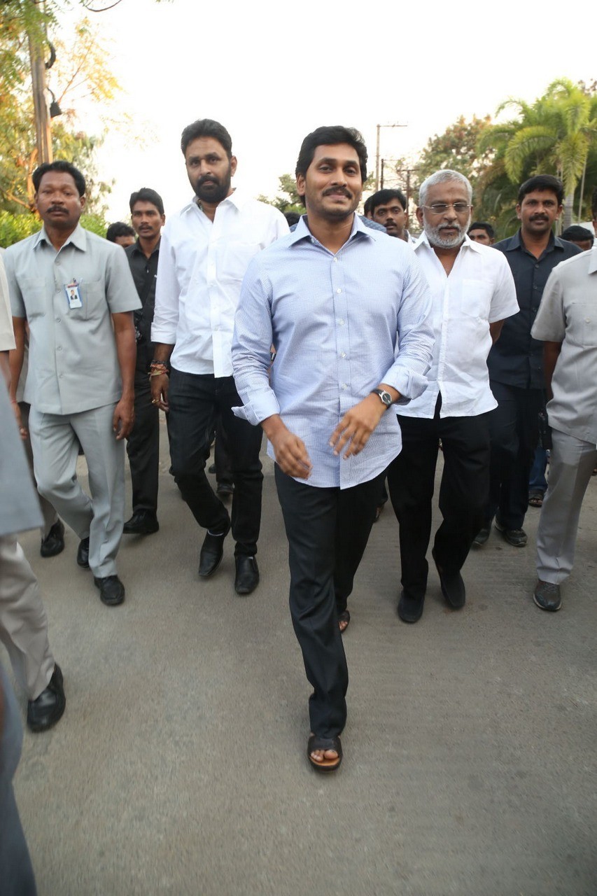 D Ramanaidu Condolences Photos 03 - 82 / 210 photos