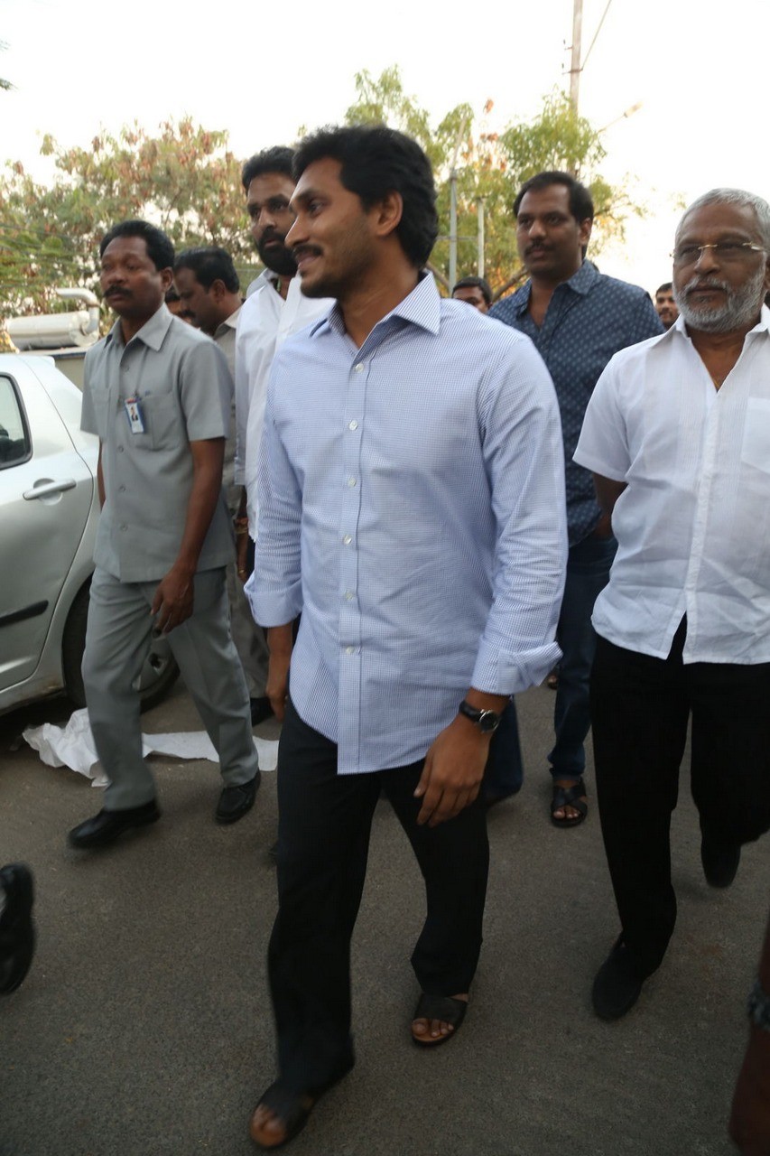 D Ramanaidu Condolences Photos 03 - 136 / 210 photos