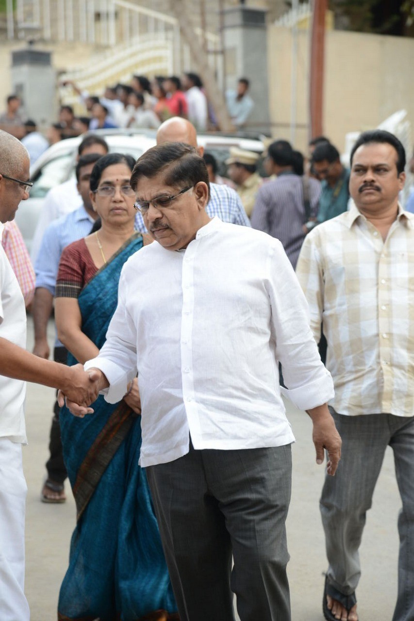 D Ramanaidu Condolences Photos 04 - 24 / 82 photos