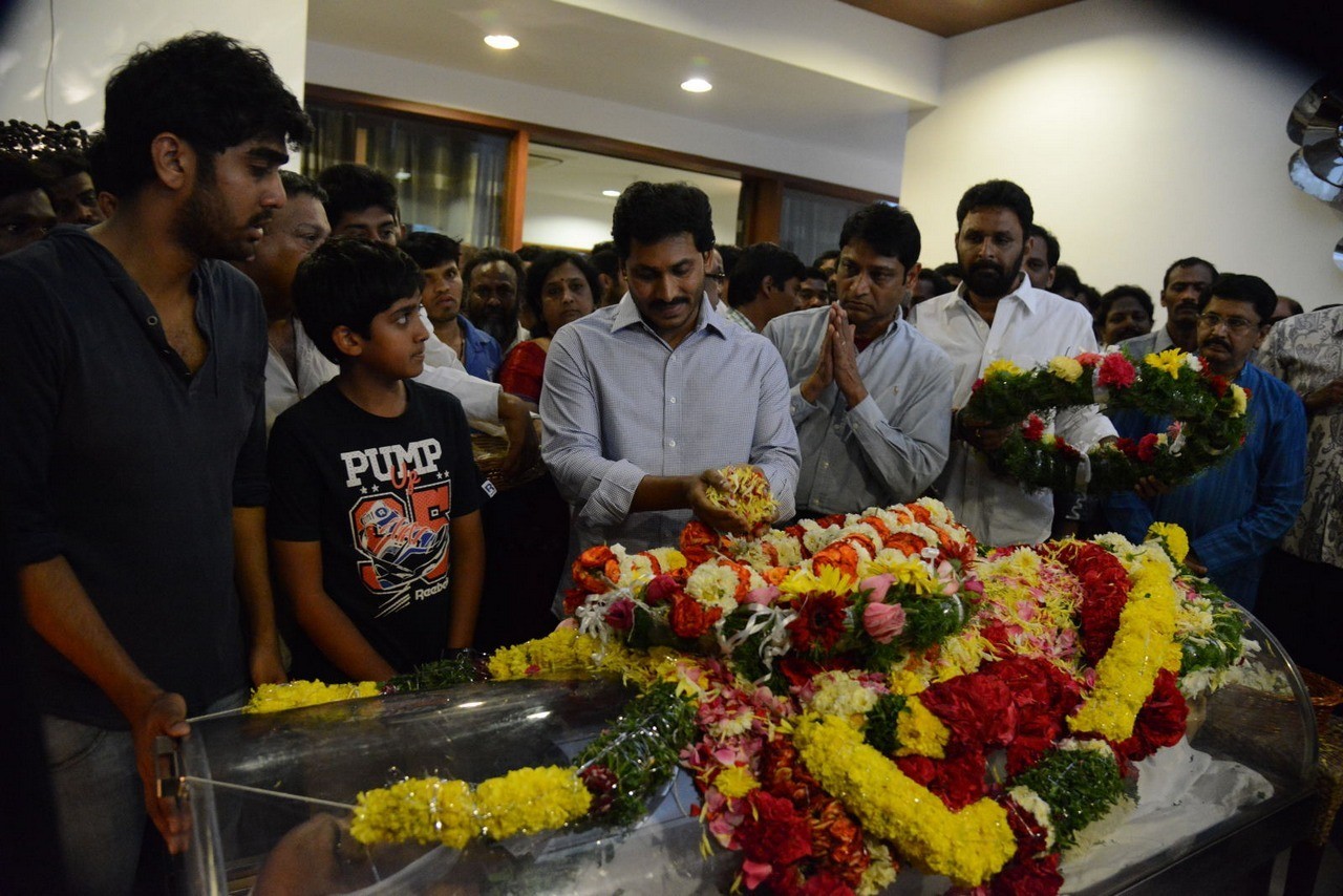 D Ramanaidu Condolences Photos 04 - 46 / 82 photos